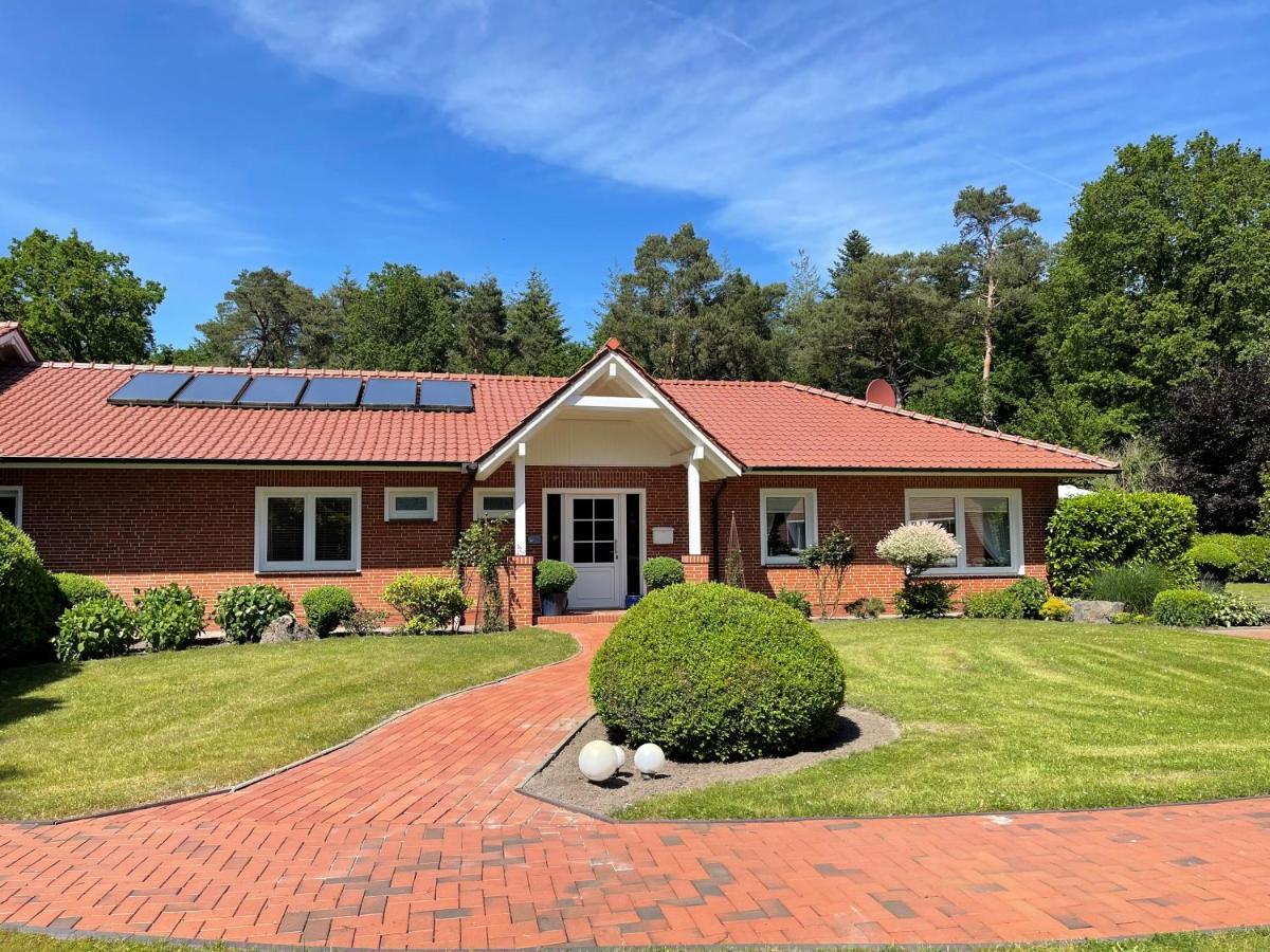 Landhaus Am Wald Mit Garten Mit 1 Schlafnische Und 1 Schlafzimmer Aurich Exteriör bild