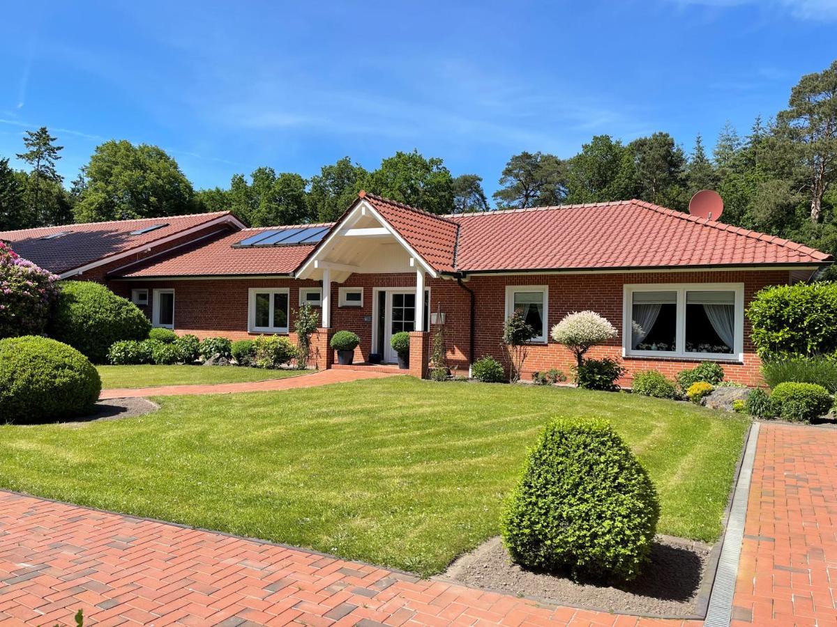 Landhaus Am Wald Mit Garten Mit 1 Schlafnische Und 1 Schlafzimmer Aurich Exteriör bild